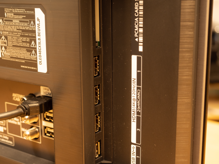 Vier HDMI-2.1-Ports, USB und PCMCIA (Bild: Oliver Nickel/Golem.de)